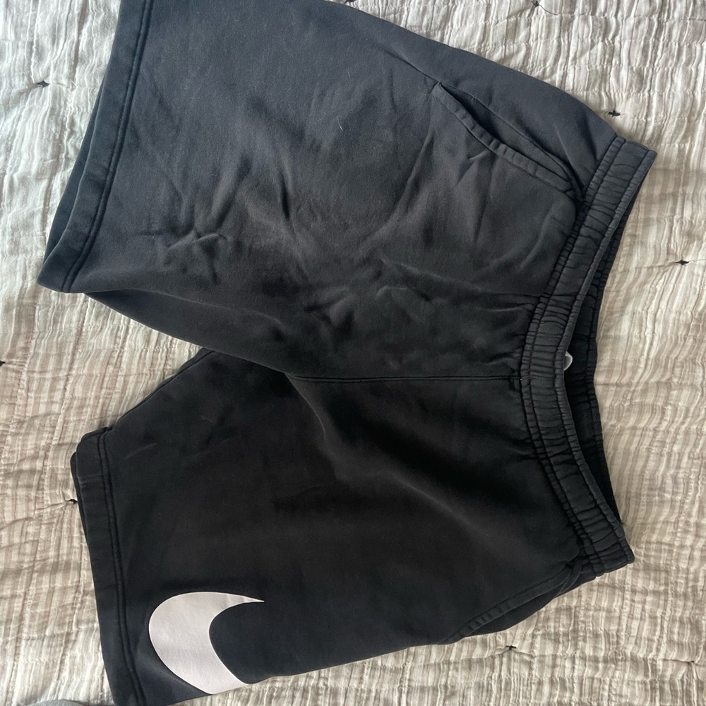 Nike Sportswear Club
Men's Graphic Shorts